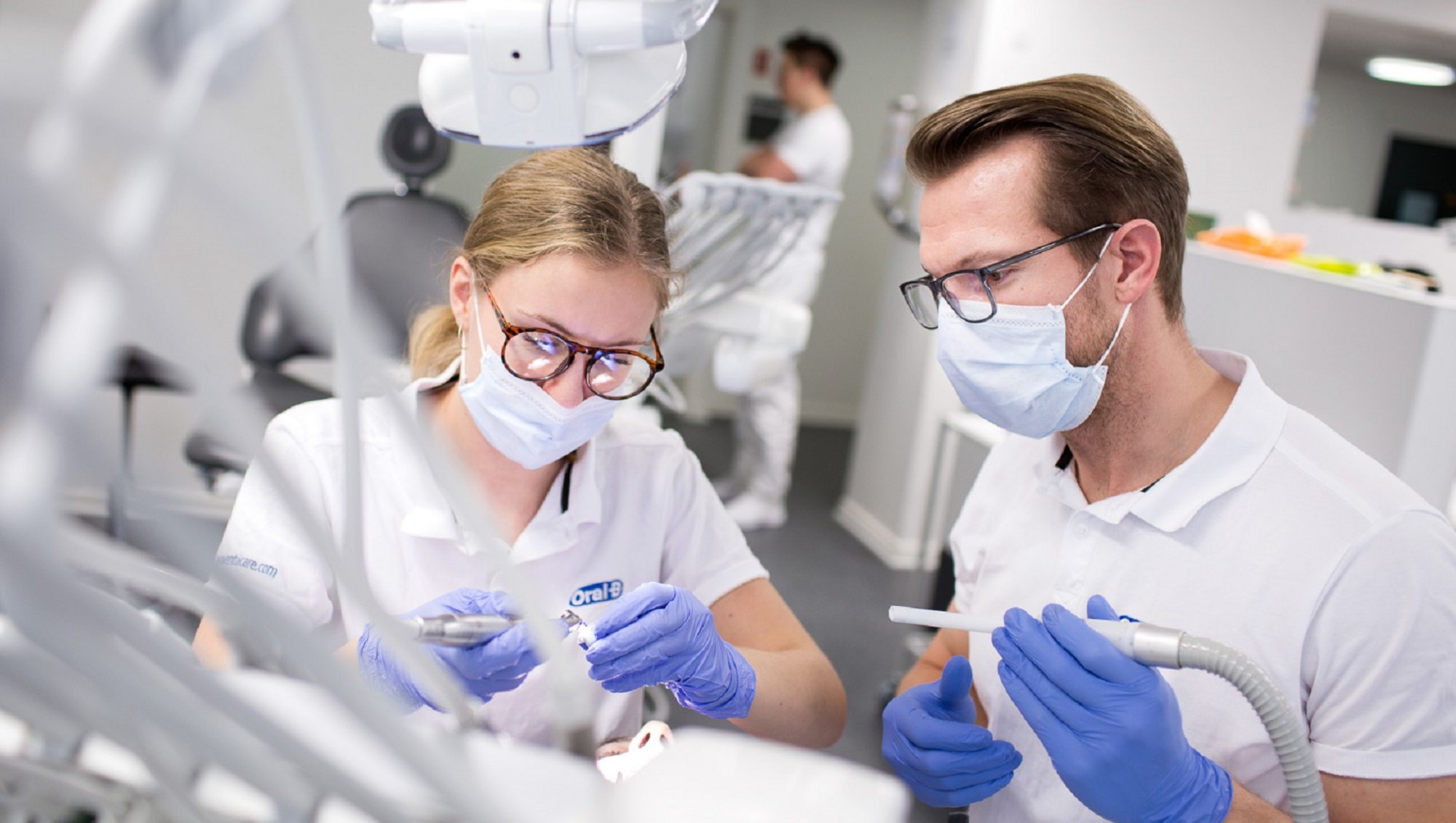 Tandlægestuderende der øver sig i klinikken Foto: Lars Kruse