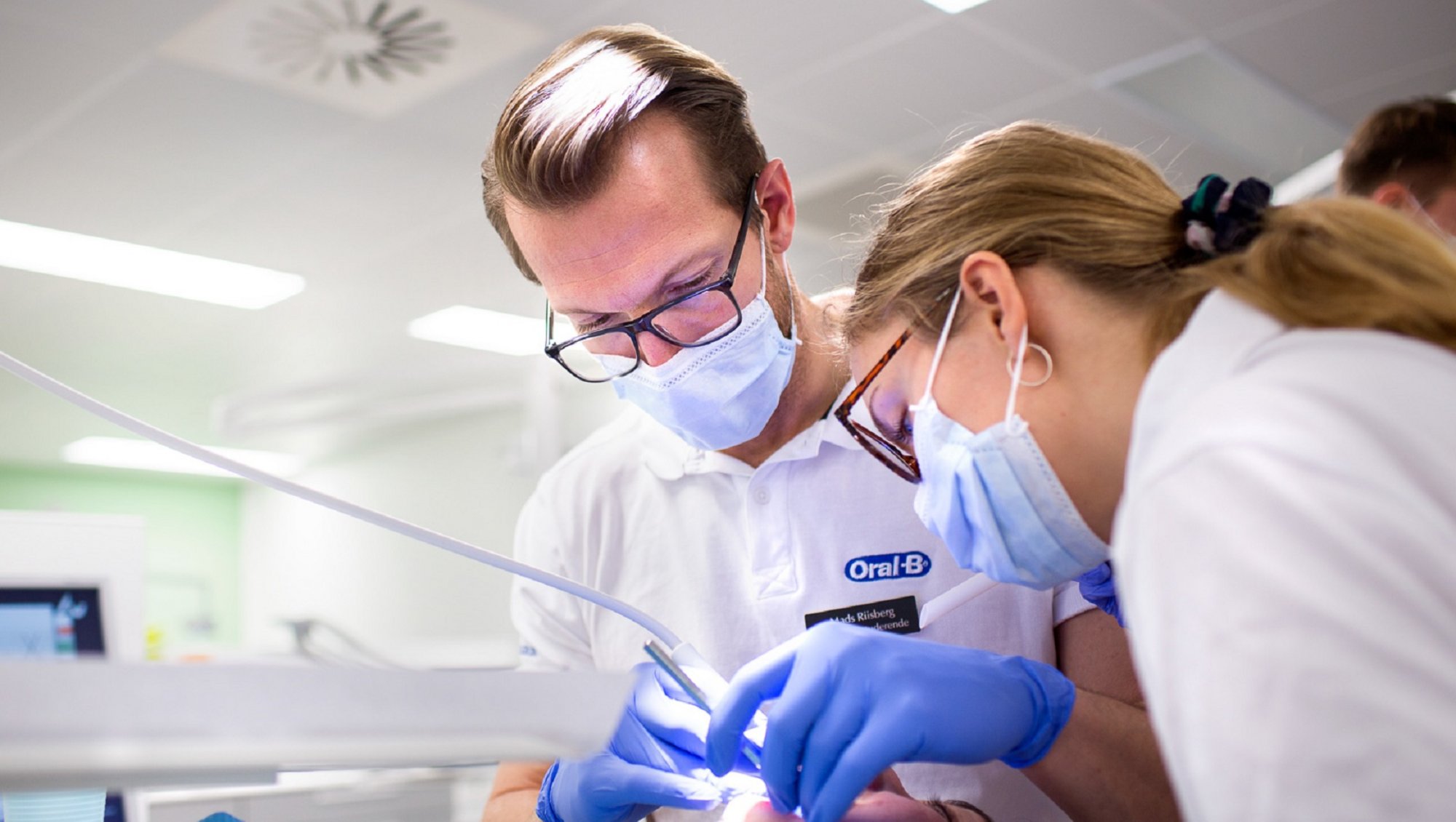Tandlægestuderende der øver sig i klinikken Foto: Lars Kruse