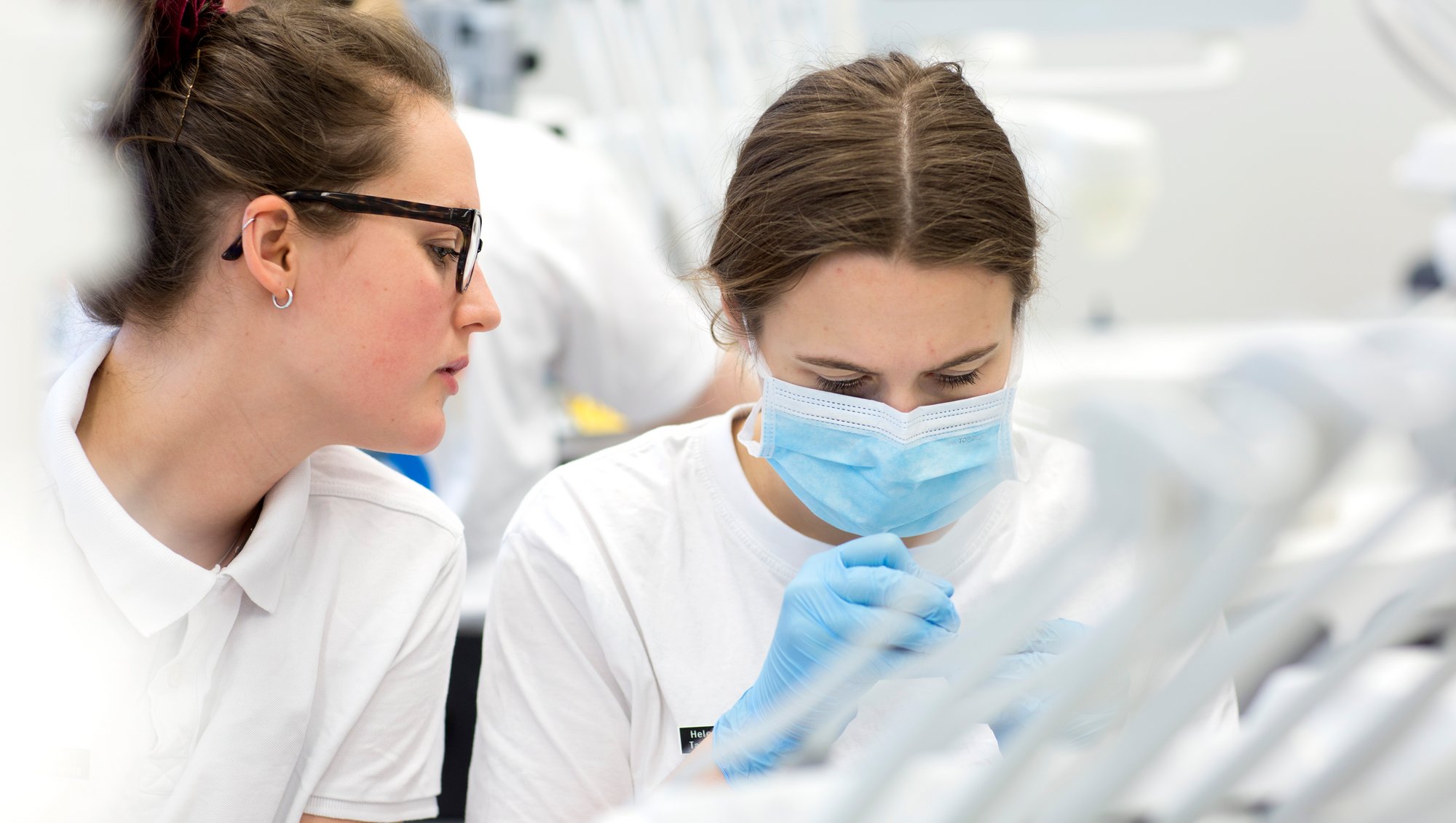 Tandlægestuderende der øver sig i klinikken Foto: Lars Kruse