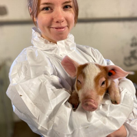Billede af Marie med en lille gris i armen