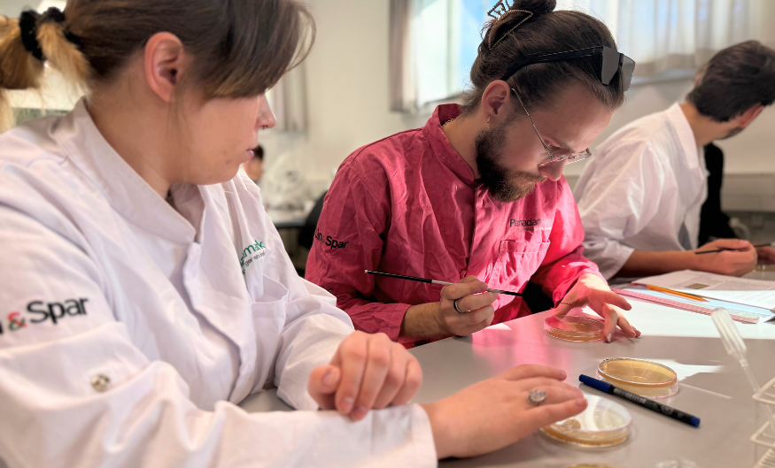 Thor til lab-øvelse med sine medstuderende 